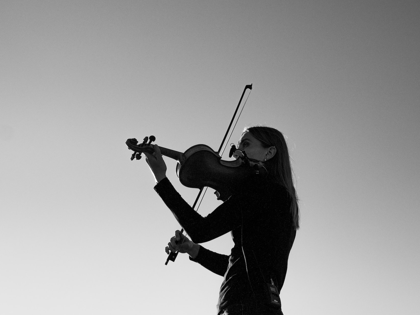 woman playing violin in grayscale